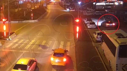 Alkollü sürücü trafiği altüst etti, gözaltına alınırken de 3 polisi yaraladı
