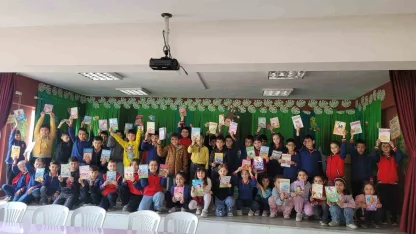 Altıntaş’ta "Okuyan Nesil" projesinde anlamlı etkinlik: Öğrenciler kitap hediyeleşti
