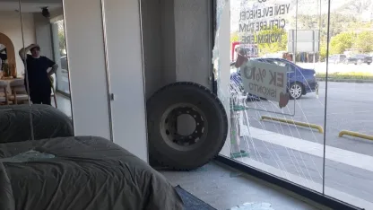 Amasya’da kamyondan kopan teker mağazaya daldı