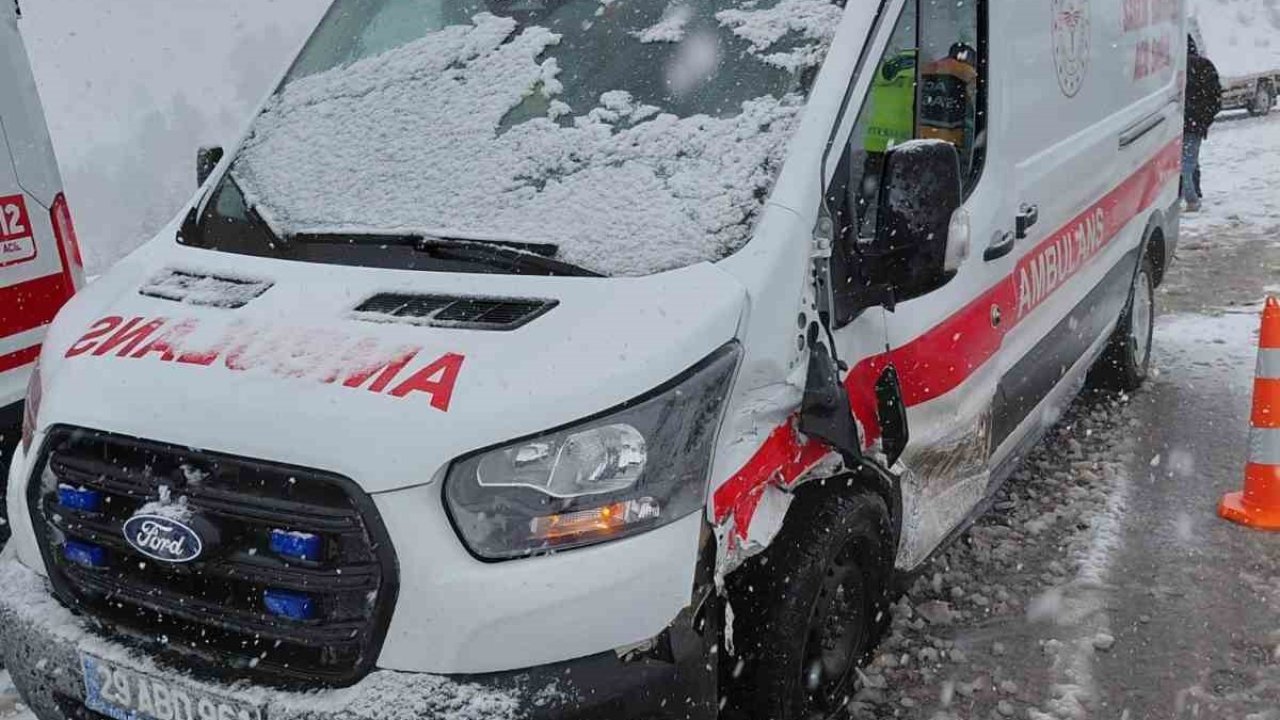 Ambulans ile otomobil çarpıştı: 3 kişi yaralandı