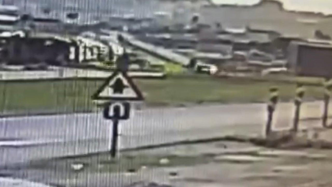 Ani manevra yapan motosikletliye otomobil çarptı