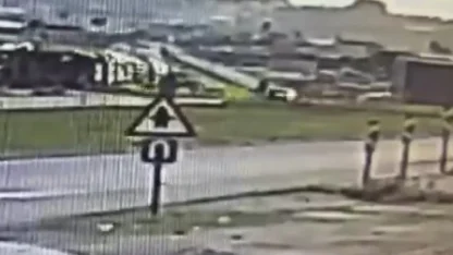 Ani manevra yapan motosikletliye otomobil çarptı