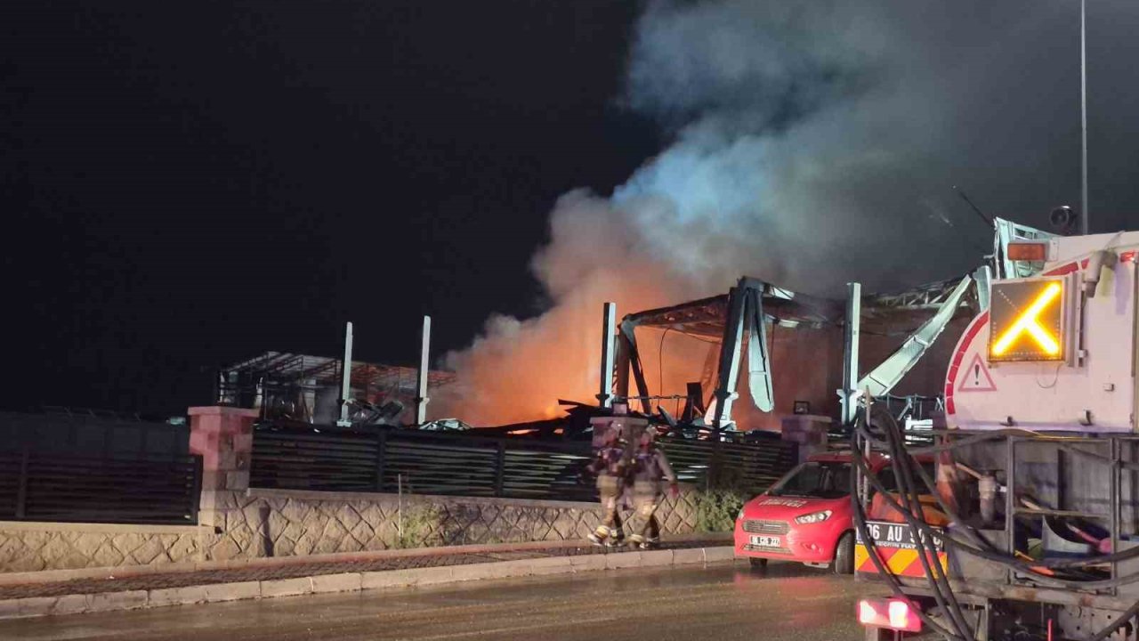 Ankara’da bir ilaç fabrikası çıkan yangın sonrası kullanılamaz hale geldi