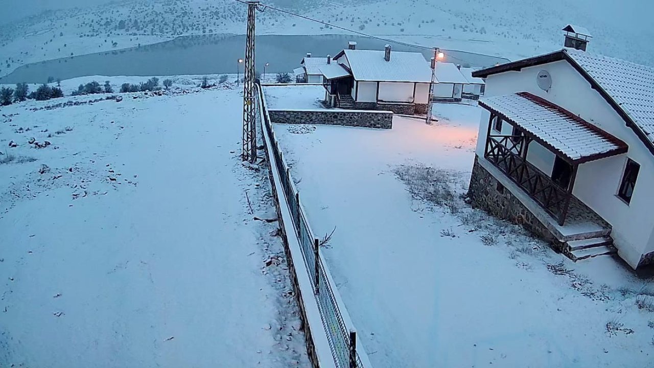 Ankara’da yüksek kesimler ve çevre ilçeler beyaza büründü