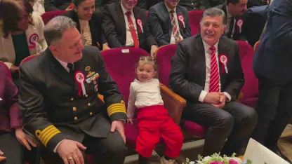 Annesinden elinden kurtulan minik, Vali Arslan’ın koltuğuna oturdu