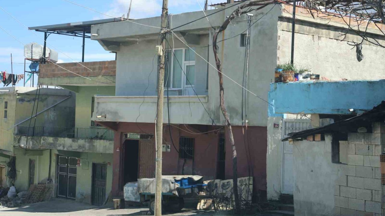 Annesine sopayla saldıran şahıs, araya giren eşini defalarca bıçaklayarak öldürdü