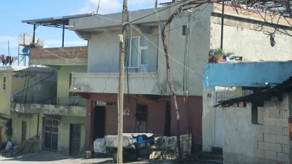 Annesine sopayla saldıran şahıs, araya giren eşini defalarca bıçaklayarak öldürdü