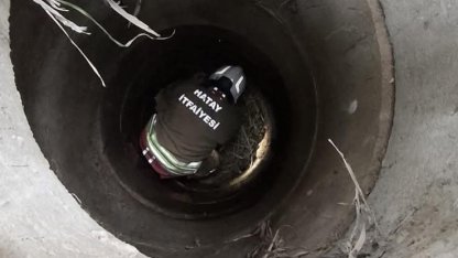 Antakya’da kuyuya düşen köpeği itfaiye kurtardı