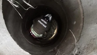 Antakya’da kuyuya düşen köpeği itfaiye kurtardı