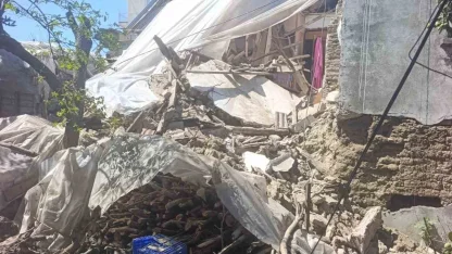 Antalya’da 2 katlı kerpiç ev çöktü