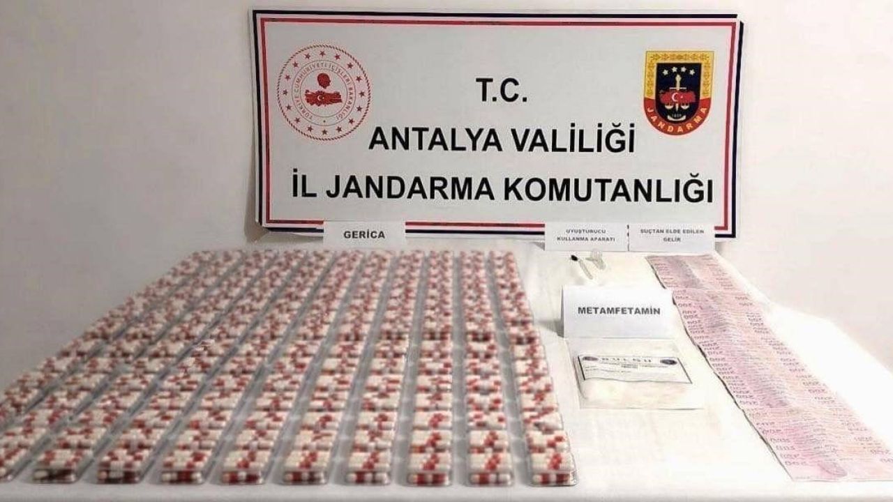 Antalya’da bir araçta yapılan aramada uyuşturucu madde ele geçirildi