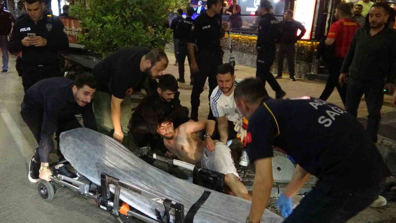 Antalya’da derbi galibiyetini kutlayan bir taraftar bıçakla yaralandı