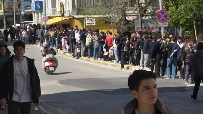 Antalya’da indirimli ikinci el giyim mağazası açılışı yoğun ilgi nedeniyle izdihama dönüştü