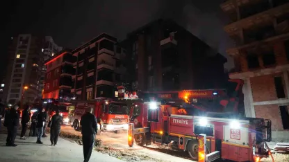 Apartman dairesi alevlere teslim oldu, bina sakinleri kendini dışarı attı