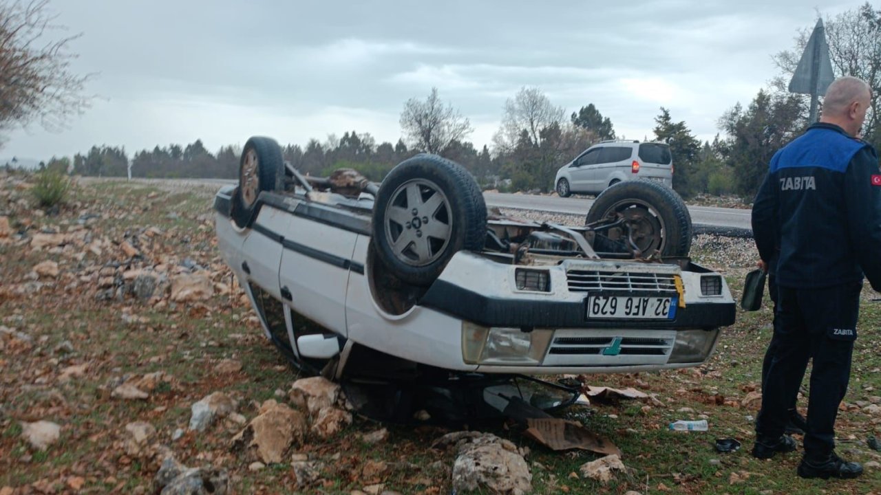 Araziye devrilen otomobilden yara almadan çıktılar