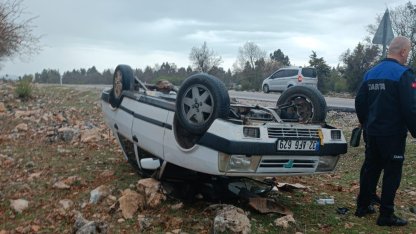 Araziye devrilen otomobilden yara almadan çıktılar