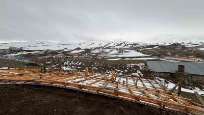 Ardahan’da şiddetli rüzgar çatıları uçurdu