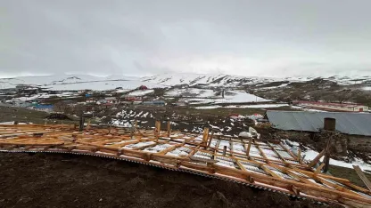 Ardahan’da şiddetli rüzgar çatıları uçurdu