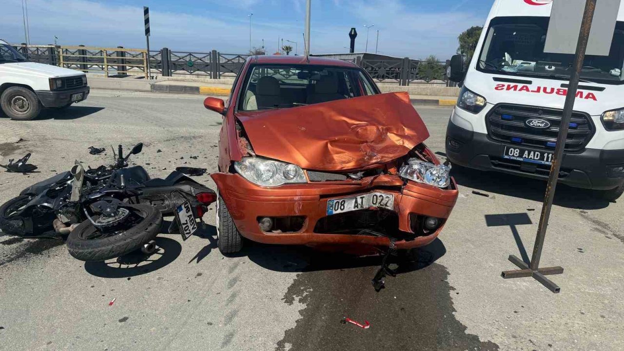 Arhavi’de otomobil ile motosiklet çarpıştı: 1 ölü