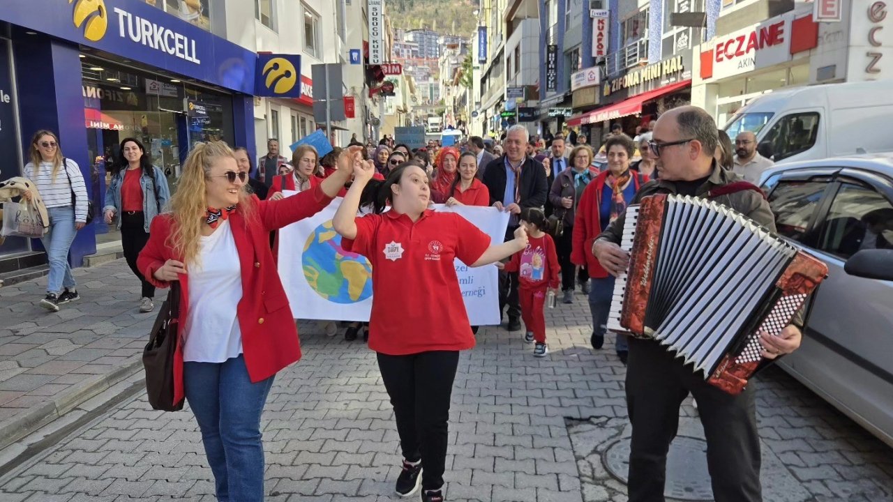 Artvin’de Otizm Farkındalık Yürüyüşü düzenlendi