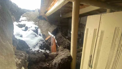 Aşırı yağış nedeniyle toprak damlı evde göçük