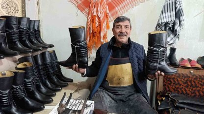 Asırlık kalıplarla körüklü çizme üretiyor