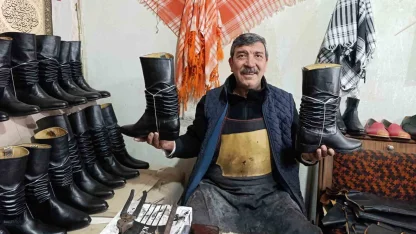 Asırlık kalıplarla körüklü çizme üretiyor