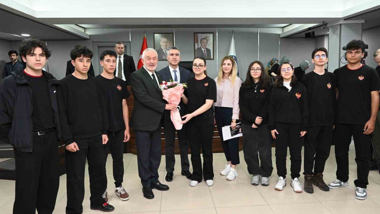 Aslı Derbent Özkan Lisesi öğrencileri Belediye Meclisi’ne konuk oldu