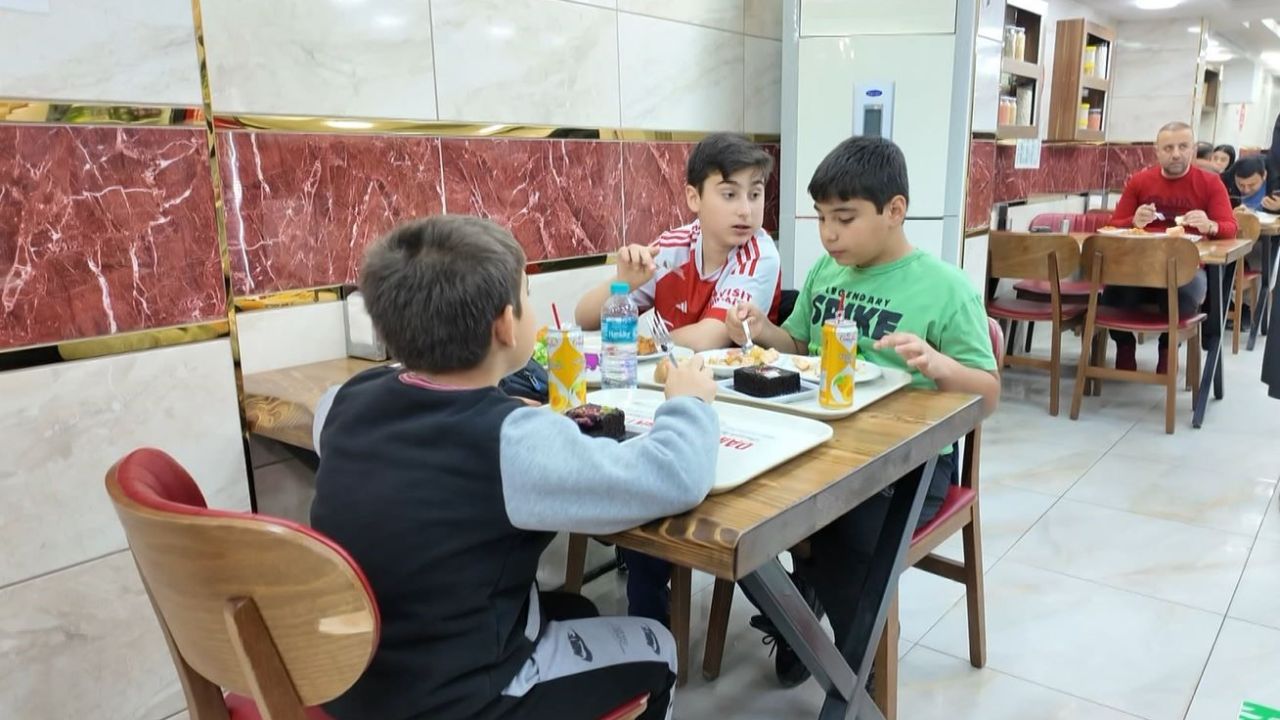 Avcılar’da bir esnaf 23 Nisan dolayısıyla çocuklara ücretsiz yemek ikram etti