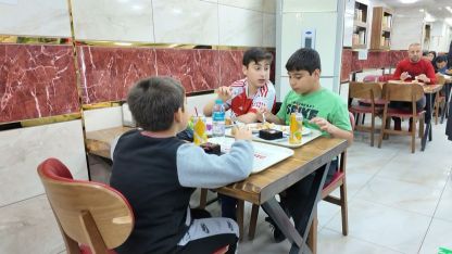 Avcılar’da bir esnaf 23 Nisan dolayısıyla çocuklara ücretsiz yemek ikram etti