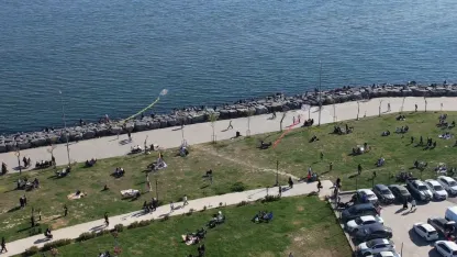 Avcılar’da havaların ısınmasını fırsat bilen vatandaşlar sahile akın etti