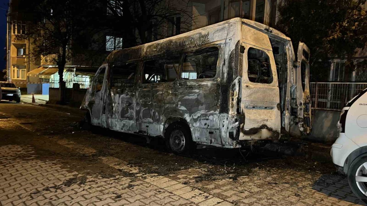 Avcılar’da park halindeki servis aracı alev alev yandı