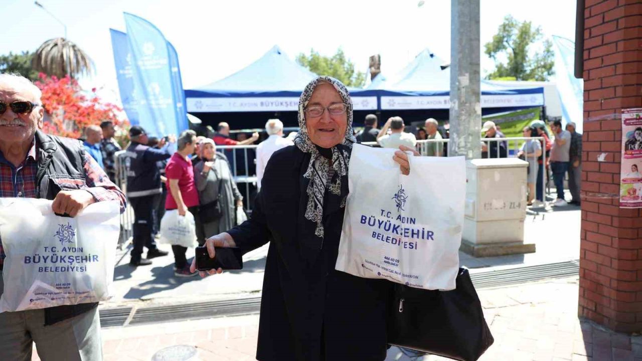 Aydın Büyükşehir Belediyesi binlerce fideyi Nazilli’de vatandaşlara dağıttı