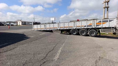 Ayrılan dorse yolu trafiğe kapattı