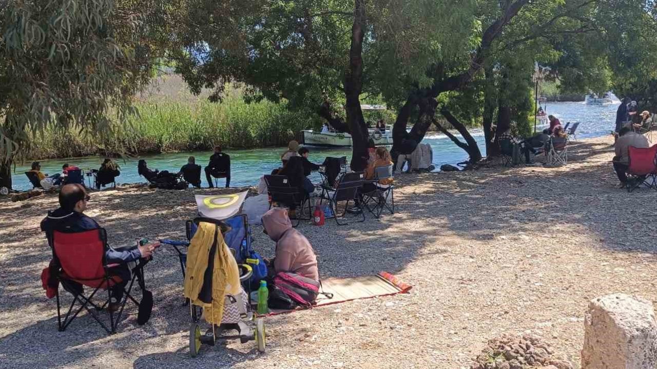Azmak Nehri’nde tekne yoğunluğu