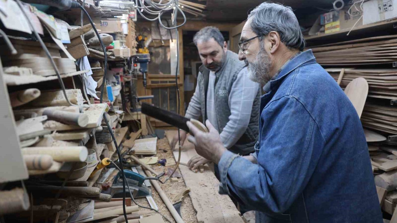 Baba oğul plastiğe karşı ahşap ustalığını yaşatmaya devam ediyor