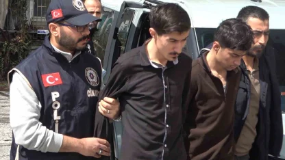 Babalarını katleden iki kardeş tutuklandı