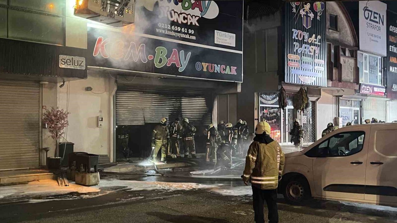 Bağcılar İSTOÇ’da iki katlı iş yerinde yangın