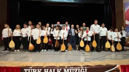 Bağlama kursiyerlerinden halk müziği konseri