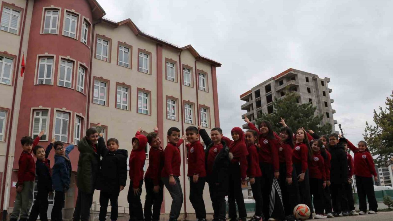 Baharın habercisi leylekler bu yıl gelmedi, öğrenciler hasretle yollarını gözlemeye başladı