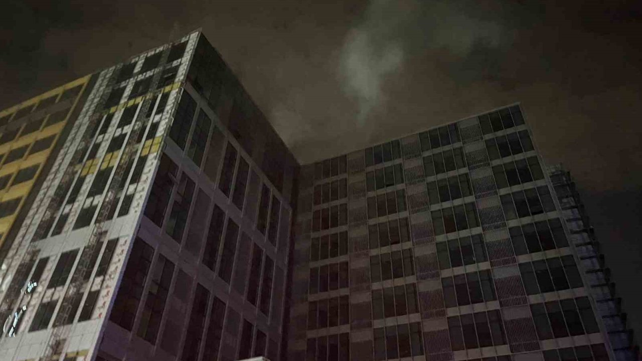 Bahçelievler’de inşaat halindeki 12 katlı binada yangın paniği