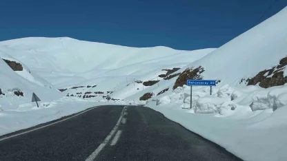 Bahçesaray yolundaki çalışmalara çığ riski nedeniyle ara verildi
