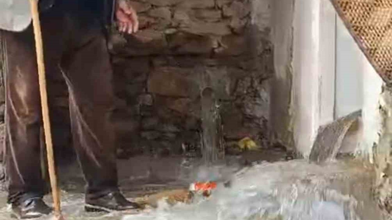 Bahçesaray’da dağlarda kar, mahallede sel