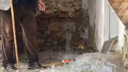 Bahçesaray’da dağlarda kar, mahallede sel