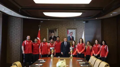 Bakan Bak, Avrupa şampiyonu milli güreşçileri ağırladı