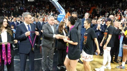 Bakan Bak, ÇBK Mersin’in şampiyonluk sevincine ortak oldu