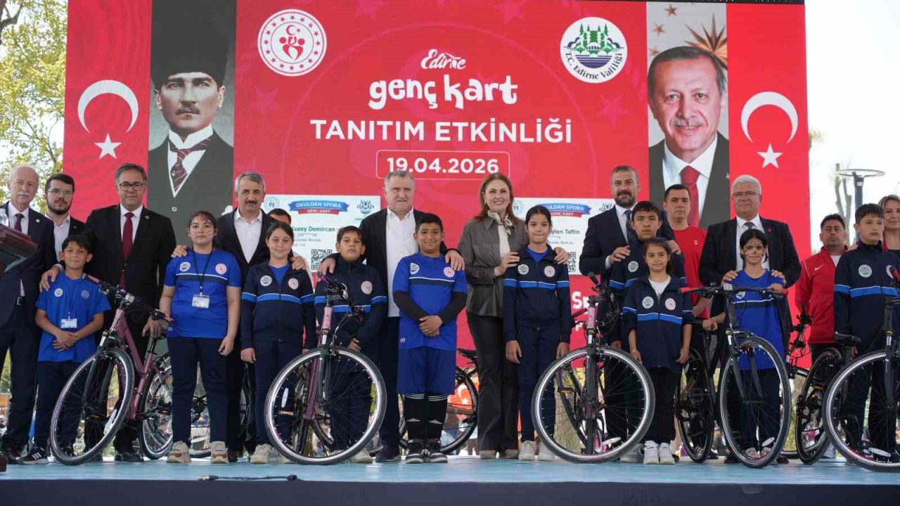 Bakan Bak: "Lütfen çocuklarınızla konuşun, çocuklarınıza sarılın, çocuklarınıza sevginizi aktarın"