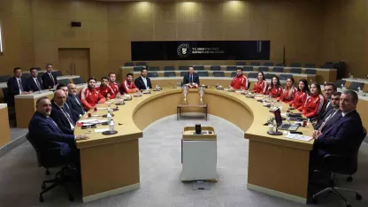 Bakan Bayraktar, milli güreşçileri ağırladı