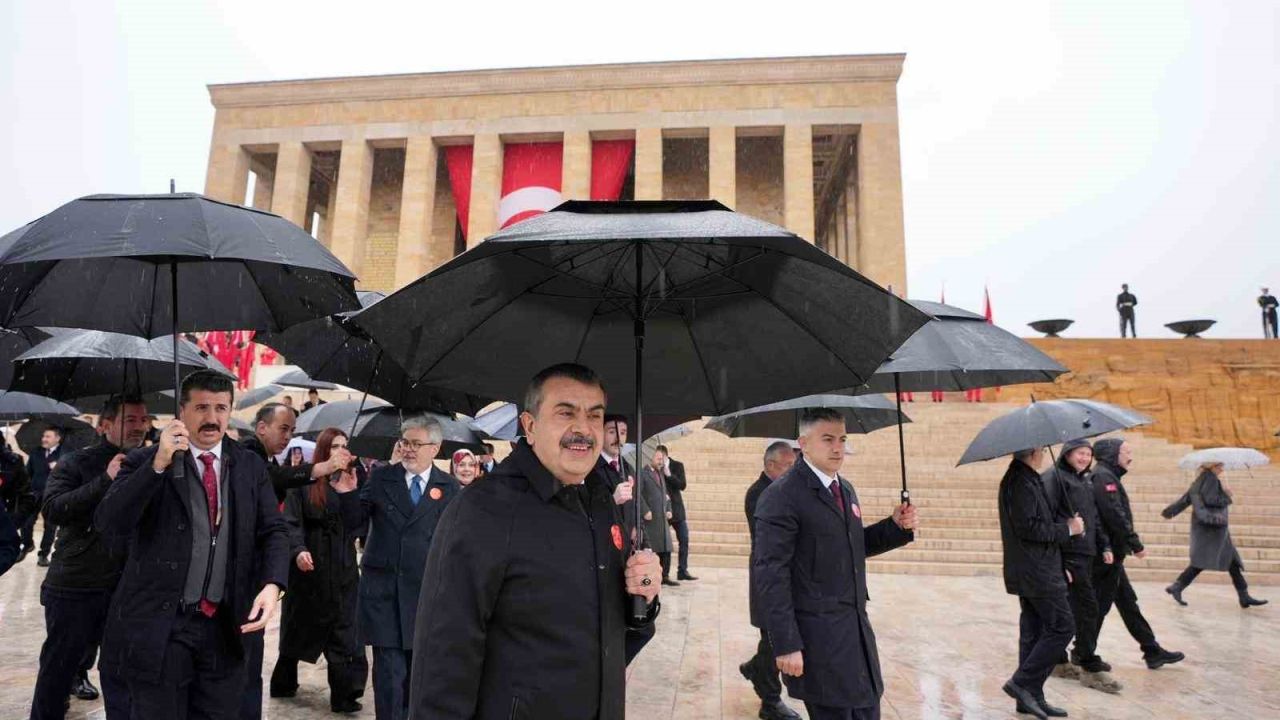 Bakan Tekin, öğrencilerle Anıtkabir’i ziyaret etti