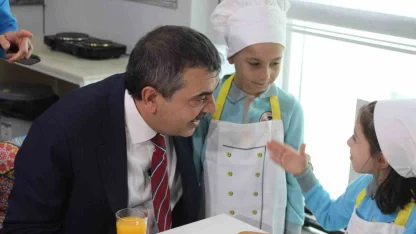 Bakan Tekin’den Aydınlı miniklere halı saha sözü